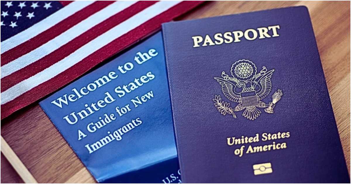 অ্যামেরিকার পতাকা, নতুন অভিবাসীদের নির্দেশনা সংবলিত পুস্তিকা ও পাসপোর্ট। ছবি: সিএইচও ইমিগ্রেশন ল